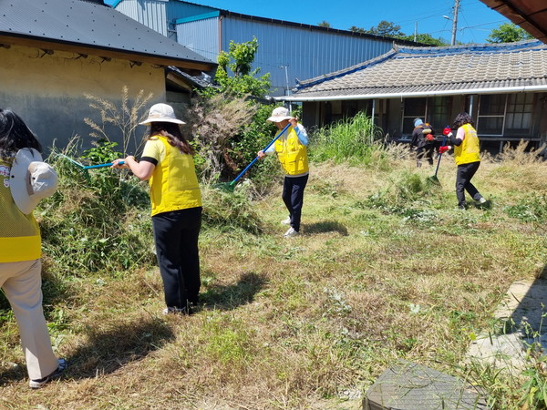 북평면 우리동네 복지기동대에서 풀베기 지원사업을 펼치고 있다.