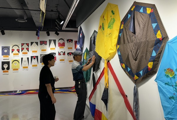 이재송 연 명장이 해남 아트마루에서 열린 ‘전통 연 현재와 미래’ 전시회에서 우산연을 설명하고 있다.