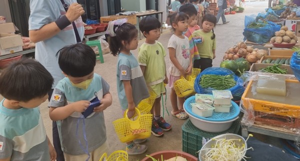 원광유치원 45명의 유아들이 해남매일시장으로 전통 시장놀이에 나섰다.