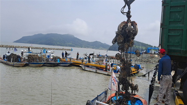 통발자율관리어업공동체가 8년째 바다속 폐통발 수거에 나섰다.