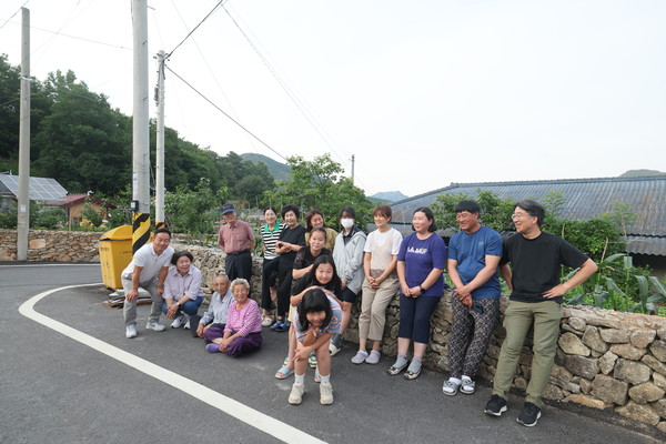 계곡면 사촌마을에 지난해 4가정 14명이 둥지를 틀어, 여기저기서 아이들의 웃음꽃이 핀다.