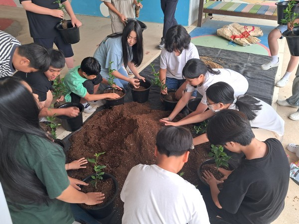 산이서초 4-H회원 학생들이 무궁화 분화 식재를 하고 있다. 