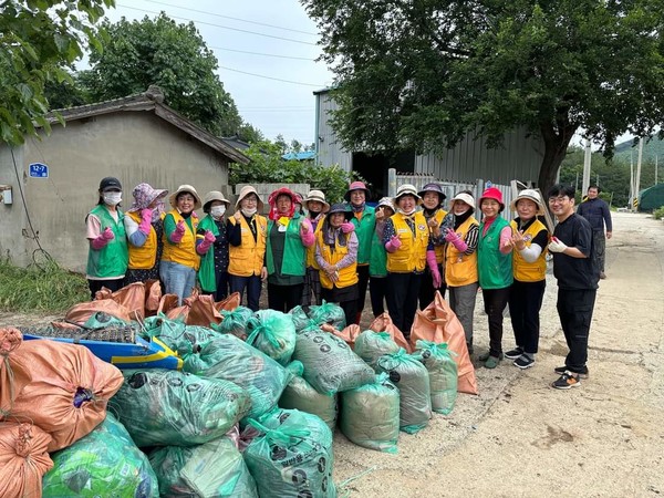 현산면 새마을부녀회와 효자손봉사대가 취약세대 댁의 청소를 펼쳤다.