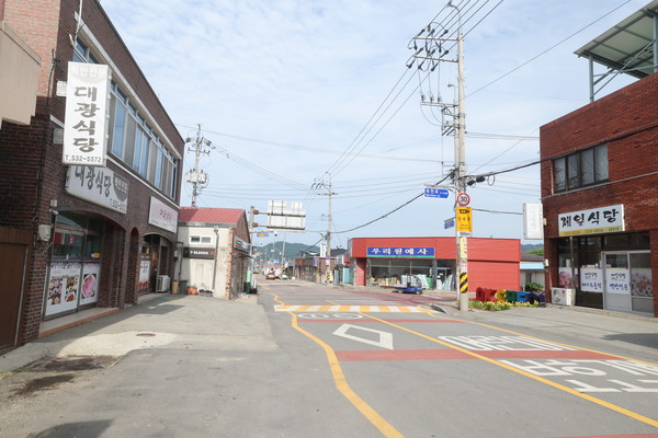 옥천면사무소 앞 상가거리를 백반거리로 특화시키자는 안이 제기돼 관심을 끌고 있다.