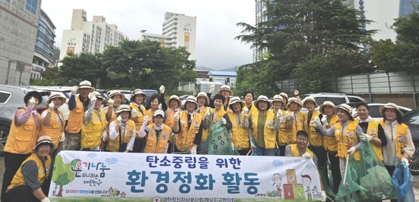 대한적십자사 해남지구협의회가 해남터미널 주변에서 환경정화활동을 펼쳤다.