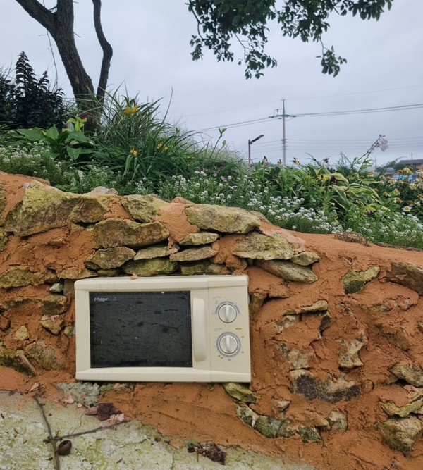 해남에 살고싶다 정원에 놓인 작품 대부분은 버려진 폐품을 활용했다. 휠체어와 변기, 청바지, 신발, 리어카, 전자레인지가 모두 재활용돼 작품으로 태어났다.