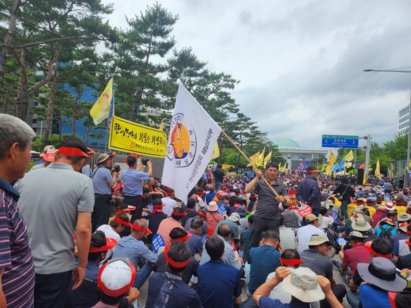 국회의사당 앞 ‘한우산업 안정화 촉구 한우 반납 투쟁’에 한우협회 해남군지부 회원들도 참여했다.