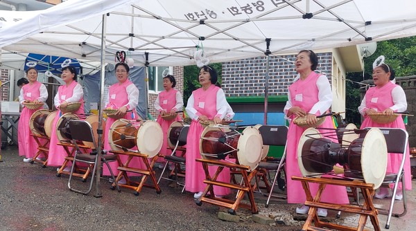 개복숭아 축제 날 옥천 도림마을 주민들이 장구 공연을 선보이고 있다. 