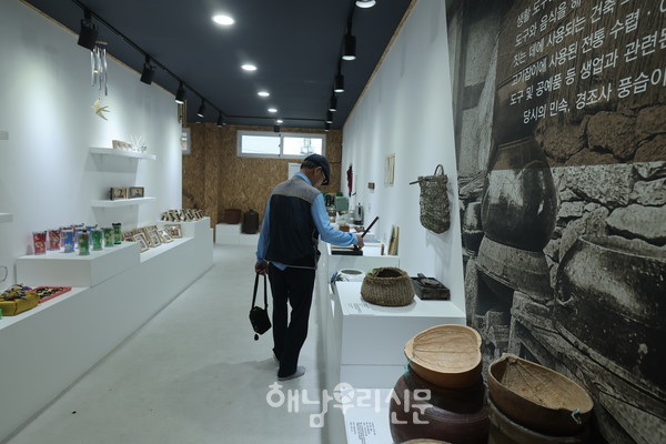 해남 첫 마을박물관인 연호 고방에는 황산면 연자마을 주민들의 삶과 함께한 각종 농기구와 생활용품, 옛 사진 등이 전시돼 있다. 