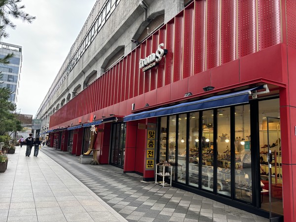 수제화 관련 공장과 상점이 빠르게 줄어들면서 성수동 수제화특화거리만의 장점도 희석되고 있다. 