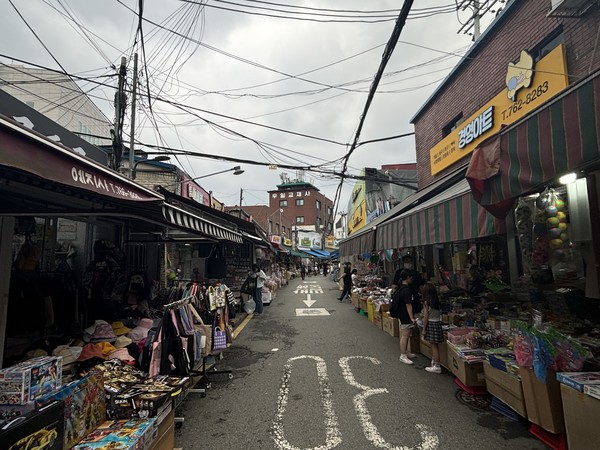 동대문 문구완구거리는 아동인구 감소와 온라인 판매로 인해 오가는 손님이 크게 줄었다.