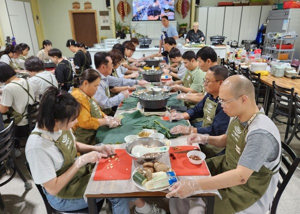 ‘내가 만든 사찰음식’ 체험이 지난 7월9일 삼산면 무선동 자연스토리에서 윤문희 사찰음식 전문가와 함께 진행됐다. 