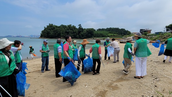 해남군새마을회가 산이 금호도 일원에서 ‘깨끗한 전남 만들기 현장활동’을 전개했다.