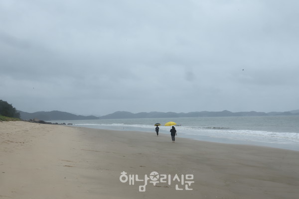 부드럽고 단단한 모래 위를 걷을 수 있는 송평해변은 비가 내려도 마니아들은 찾는다. 