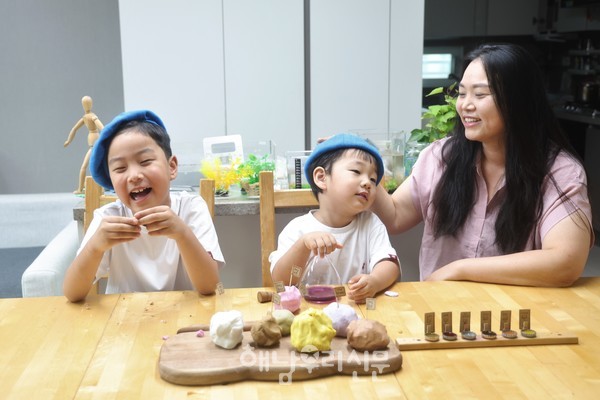 미술강사로 일하는 김미영씨는 못난이 농산물로 아들 서준이와 민준이도 안심하고 쓸 수 있는 물감과 점토를 만든다. 