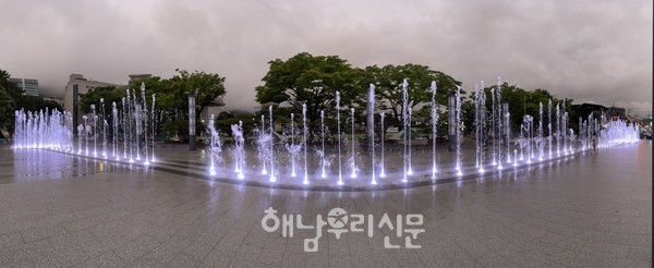 해남군 청사 앞 군민광장 음악분수는 최신 공법으로 229개의 물줄기가 음악에 맞춰 색색의 조명과 함께 생동감 있는 음악분수쇼를 선보인다.