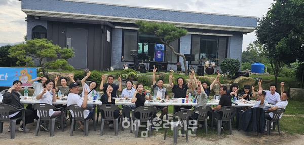 ‘논두렁마라톤대회’ 참가자들이 대회를 마치고 옥천 대산농장에서 음악회를 즐겼다.