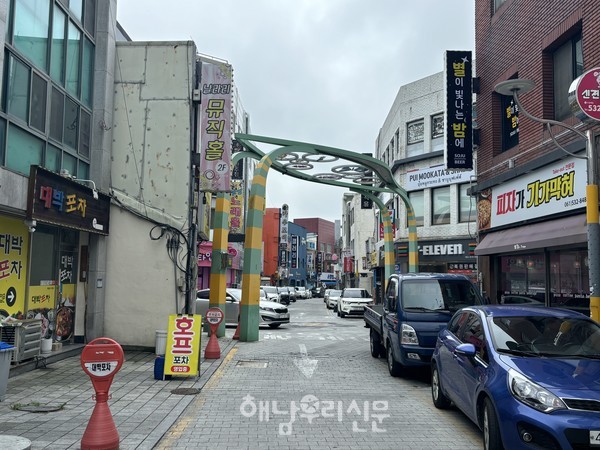 해남군이 농협군지부 인근거리를 초콜릿 특화거리로 조성한다. 이곳은 당초 녹색디자인 거리를 조성해 차 없는 거리로 만든다는 계획이었지만 결과는 전혀 달랐다.