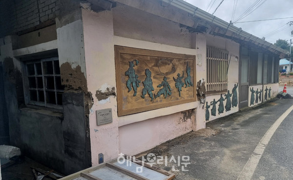 우수영문화마을이 흉물거리로 전락한 가운데 예산투자보단 운영주체와 관리문제부터 풀어야할 상황이다.