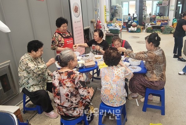 초복을 앞둔 지난 7월12일 해남매일시장 상인들이 단체로 삼계탕을 즐겼다.