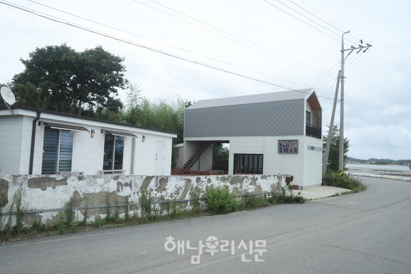 문내 임하도에 위치한 ‘갤러리 금요일의 섬’에는 이지연 작가가 머무르며 창작활동과 전시를 겸하고 있다.