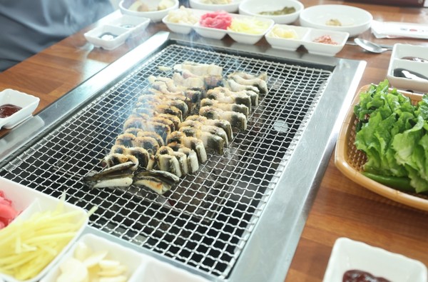 문내 예락 해남복터진마을에서 신선한 해산물과 닭, 남도 시골밥상을 만날 수 있으며, 바다를 바라보며 캠핑도 가능하다.