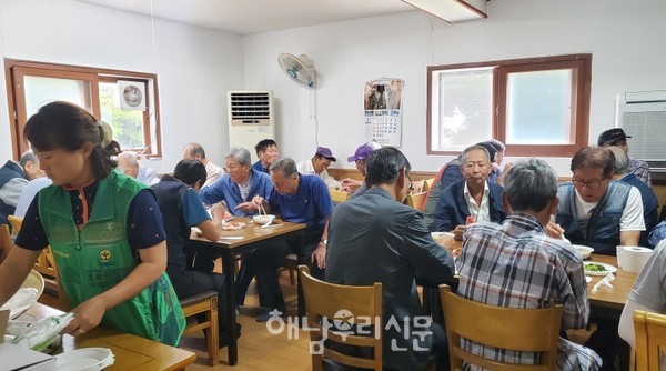 황산면새마을부녀회가 어르신들에게 닭죽과 전복을 대접했다.