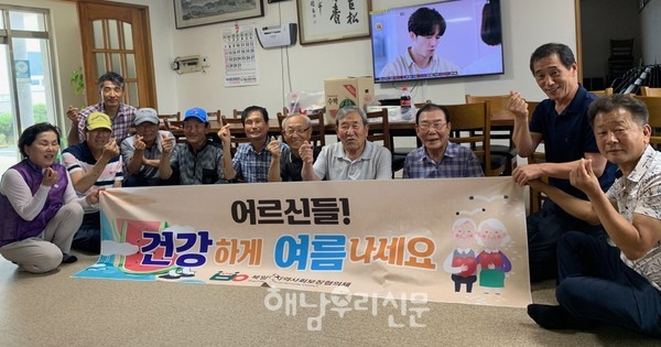 북일면 지역사회보장협의체 위원들이 수박과 통닭을 26개 경로당에 전달했다.