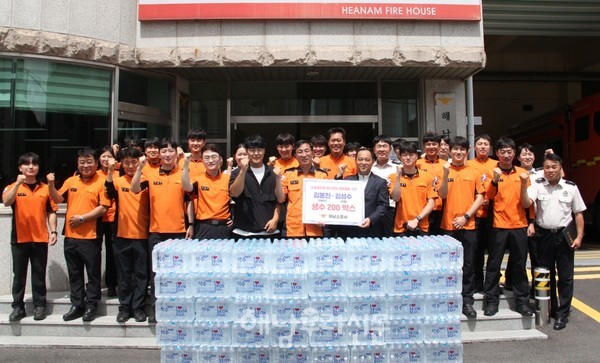 김성수씨가 아버지 김봉진씨에 이어 해남소방서에 생수를 기증했다.