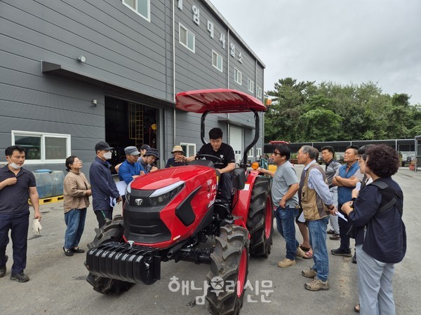 농업기술센터는 내년 1월부터 시작될 트랙터 임대사업을 위해 신청자들을 대상으로 교육을 진행하고 있다.