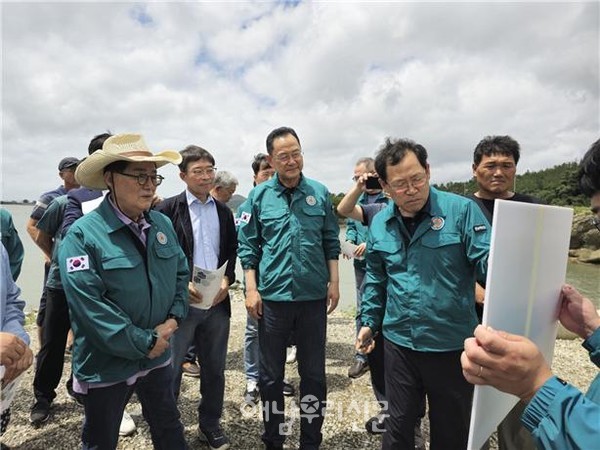 박지원 국회의원과 명현관 군수가 문내면 예락 호우피해 현장에서 피해 현황을 듣고 있다.