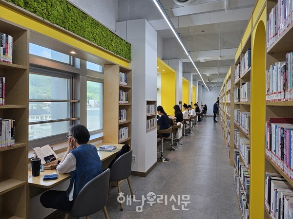 군립도서관 내부 전경