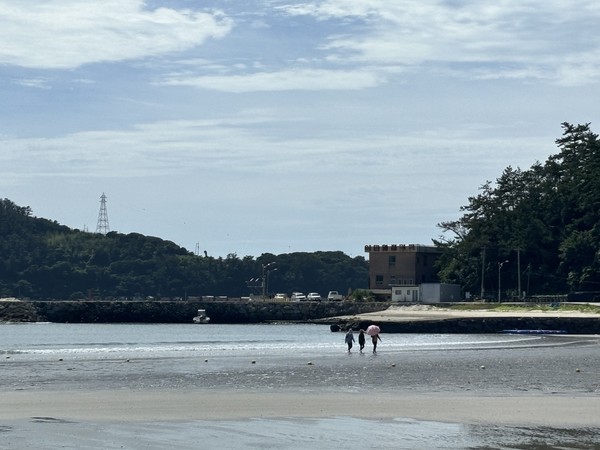 송지 송호해변은 길이 평탄하고 모래가 잘 다져져 맨발 걷기 마니아들이 즐겨 찾는다.