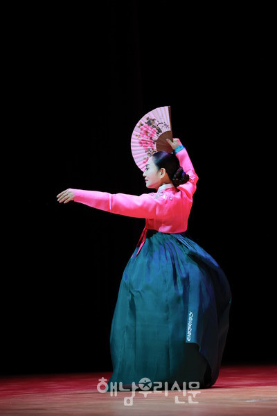 무용가 김이정의 삶이 응축된 공연, ‘김이정의 동백꽃 피다’ 공연이 해남문화예술회관 대공연장에서 열렸다.