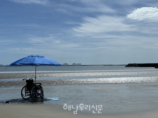 송호해수욕장이 무장애 해변으로 조성된 가운데 이곳을 찾은 누군가의 휠체어가 모래사장 위에 놓여있다.
