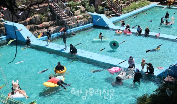 구수골 봉동계곡 물놀이장은 시원한 계곡물의 천연 물놀이터로 가족에게 인기 피서지다.(지난해 물놀이장 모습)  