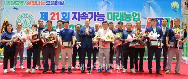 우슬체육관에서 ‘제21회 한농연·한여농 지속가능 미래농업 한마음 대회’가 열렸다.