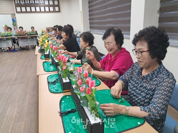 옥천면이 노인일자리 참여자 86명을 대상으로 문화체험을 실시했다.