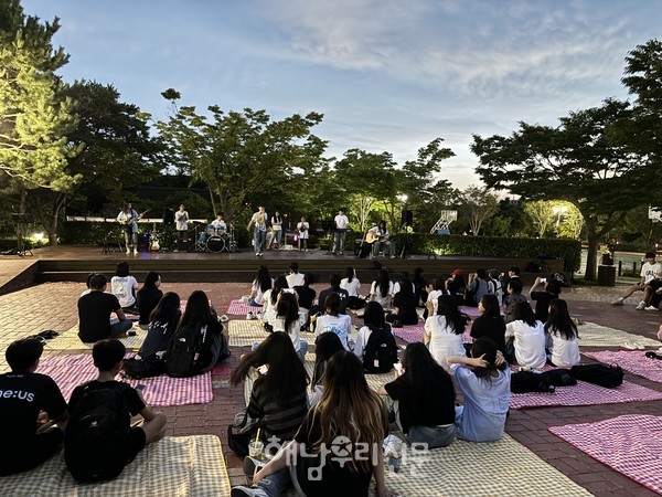 해남 청소년들이 직접 기획한 해남공원의 버스킹에 관객 200여명이 몰렸다.