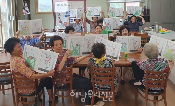 매년 규모가 커지고 있는 웰다잉 교육이 경로당 8개소를 대상으로 진행해 호응을 받았다.(해남읍 안동마을회관)