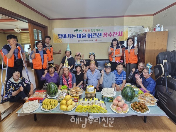 문내면 지역사회보장협의체가 4개 마을에서 ‘어르신 장수잔치’를 열었다.