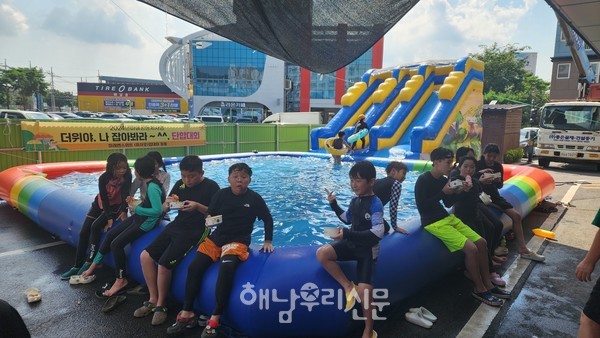 미래엔스위트는 지난 8월3일 아파트 단지 내에 워터파크를 설치해 시원한 피서를 즐겼다.