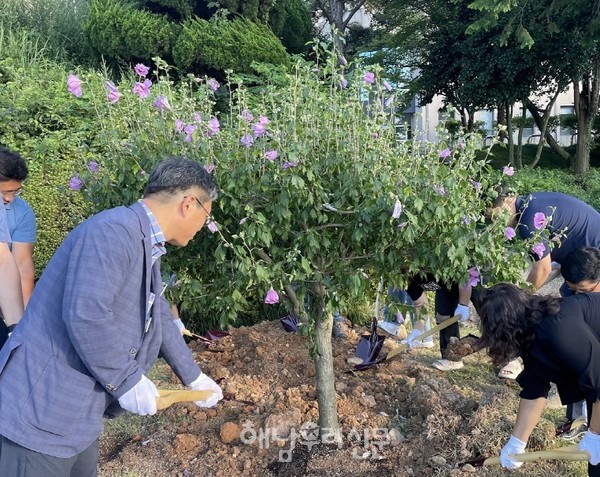 해남청년농업인들을 응원하는 무궁화 기념 식수 행사가 지난 7월31일에 열렸다.