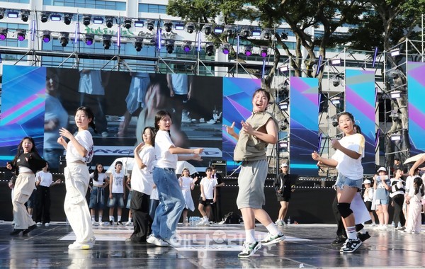 전국에서 찾아온 청소년들이 K-팝 음악에 맞춰 커버댄스를 추는 댄스 챌린지가 성황리에 열렸다.