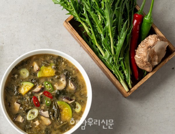 해남군 농산물종합가공지원센터에서 해남 농특산물인 배추 시래기, 뽕잎, 홍화순을 이용한 즉석된장국 3종이 개발됐다.