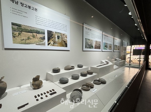 군민광장에 설치된 광장갤러리에는 4~6세기 북일면 지역의 고대사를 엿볼 수 있는 유물 50여점이 전시돼 있다.