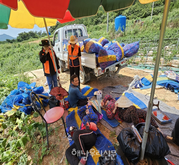                       해남소방서 의용소방대 대원들이 '폭염 마을 안전지킴이' 활동을 전개했다.