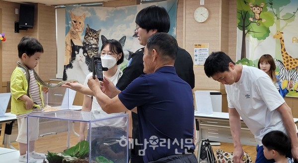 해남군가족어울림센터에서 ‘동물페이스페인팅&작은동물원’ 프로그램이 열렸다.