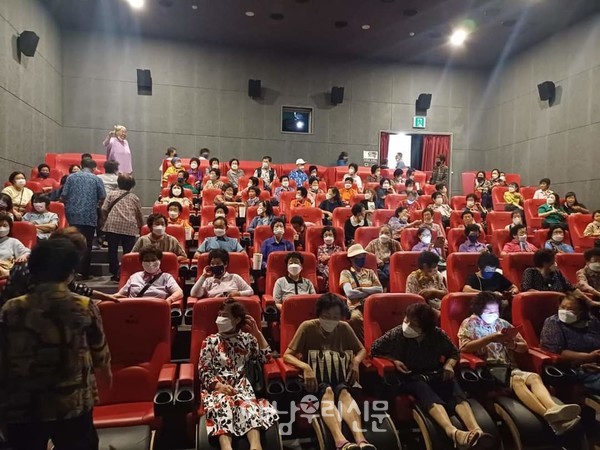 화산면주민자치회는 해남시네마에서 면민 150명과 함께 영화를 관람했다.