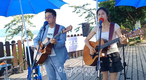 해남음악사랑은 6년째 땅끝 모노레일 앞에서 토요 버스킹을 진행하고 있다.